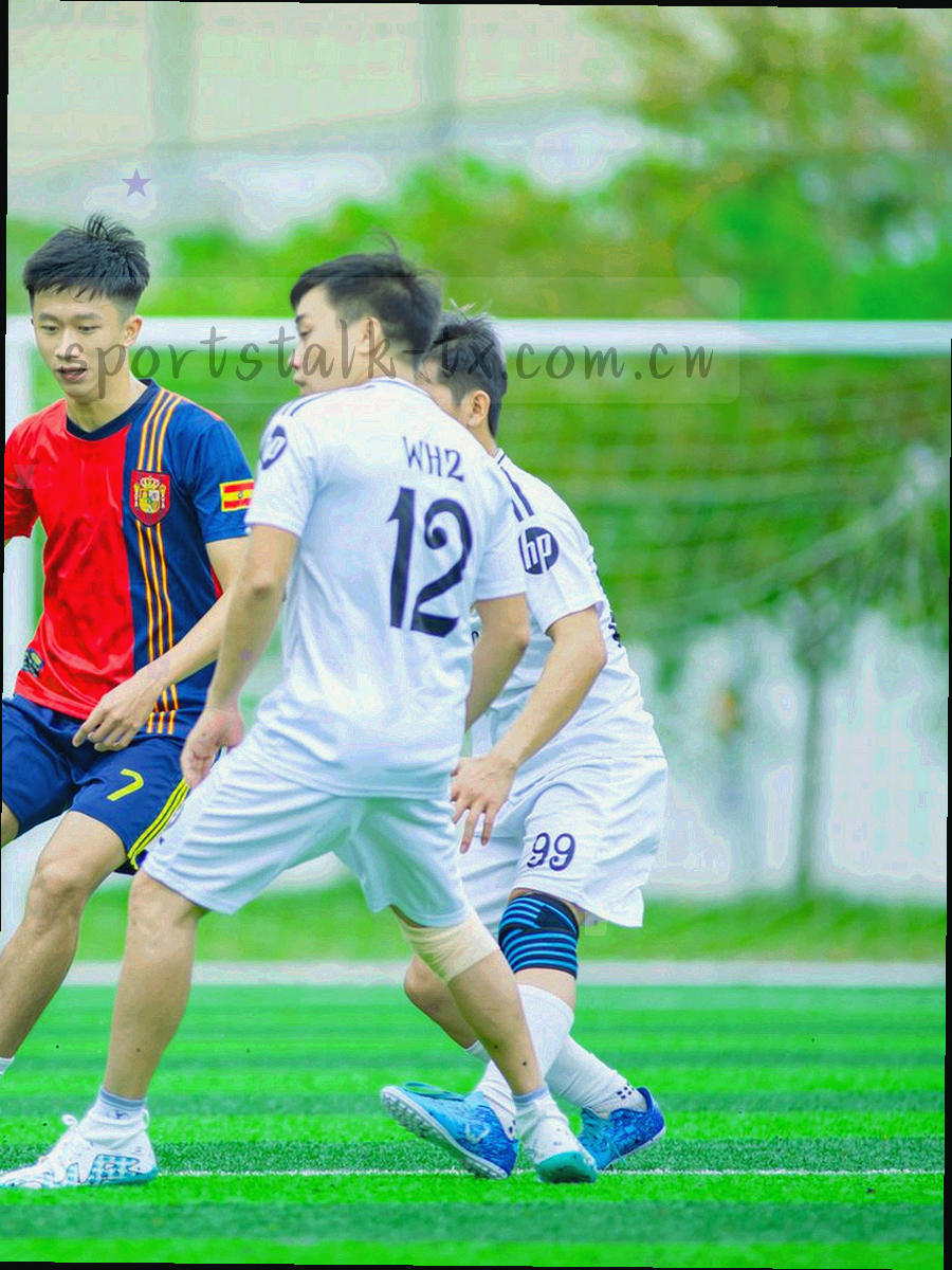 桌面上的战术板与散落纸张，荧光青标记笔在旁边，局部特写